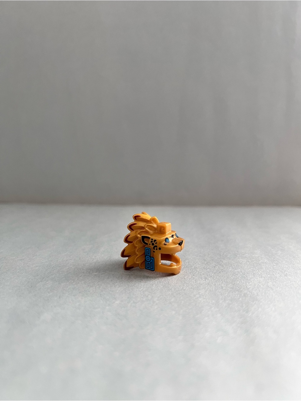 LEGO - Minifig, Head Cover Aztec Jaguar Warrior Azure Eyes & Cheeks - Pearl Gold